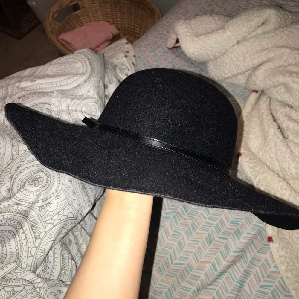 black flowy hat - Picture 4 of 6